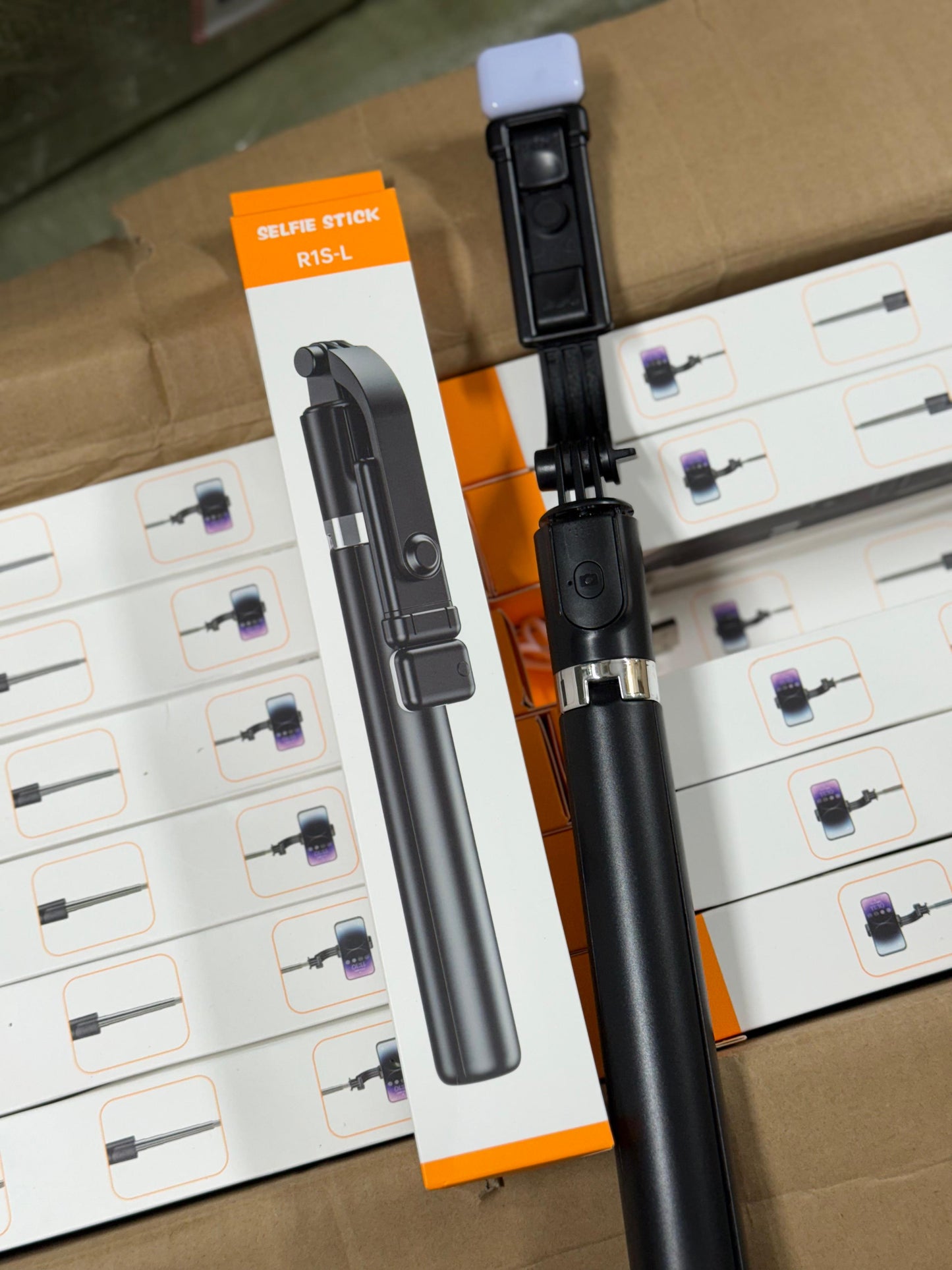 R1s-L Selfie Stick 6 Feet With Flash Light