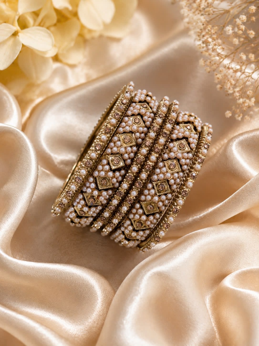 Beautiful bangles  Set with pearls   SIZE : 2.2/2.4/2.6/2.8